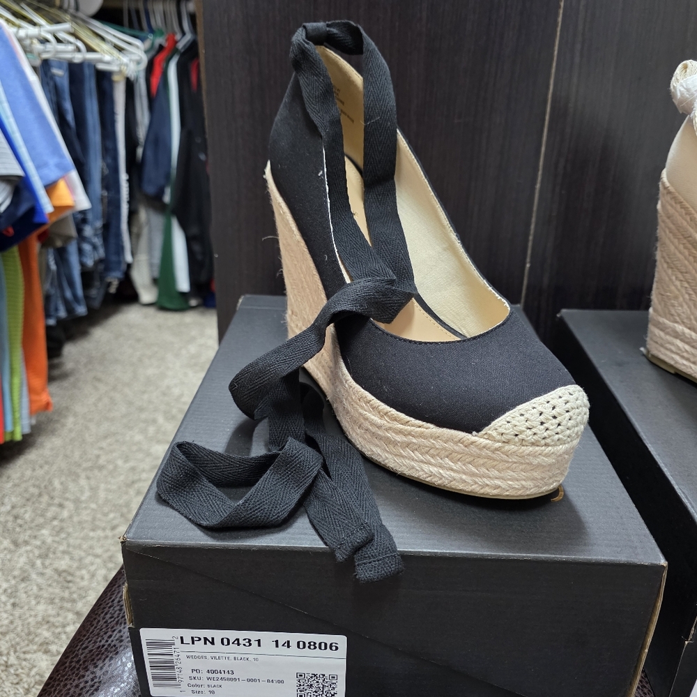 Shoe Dazzle Black and Cream Wedge Sandals